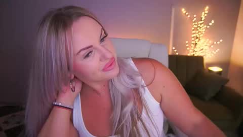 Kira online show from 09/15/25, 08:53