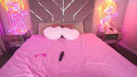 Kira online show from 09/18/25, 08:33