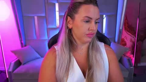 Kira online show from 09/19/25, 09:37