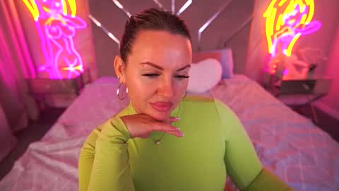 Kira online show from 09/25/25, 10:02