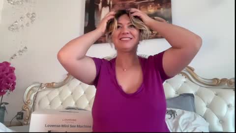 KiraDivine online show from 10/22/25, 12:16