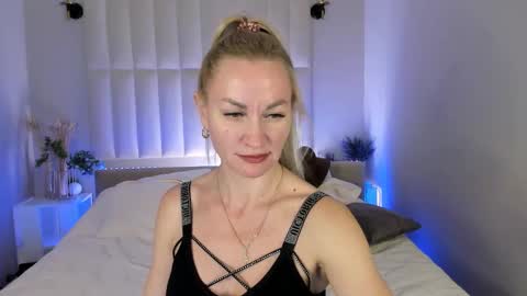 KiraSun online show from 12/13/25, 07:53