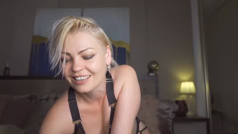 Snapshot of kirasunny chatting on 02/07/25, 08:42 kirasunny online show from 02/07/25, 08:42