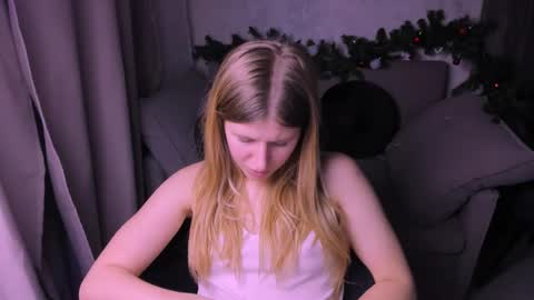 Snapshot of kirraa_ chatting on 12/12/24, 12:38 Kira online show from 12/12/24, 12:38