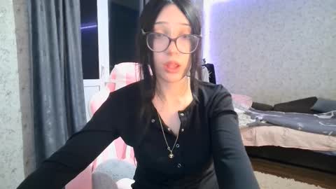 Snapshot of kirstievelasco chatting on 10/04/25, 06:28 Nicole online show from 10/04/25, 06:28