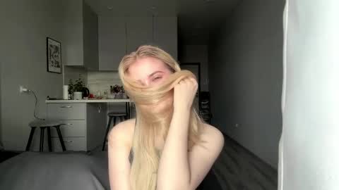 Kira online show from 04/22/26, 09:11