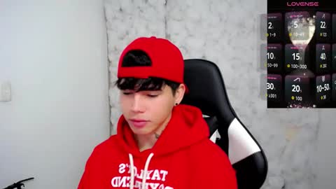 Snapshot of kiss_whitee chatting on 12/14/25, 07:18 kiss_whitee online show from 12/14/25, 07:18