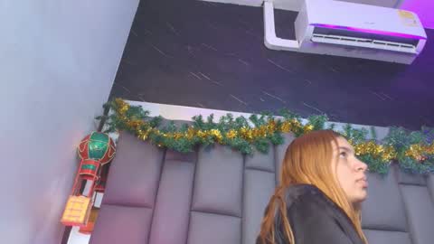 Snapshot of kissme_luna chatting on 12/02/25, 07:09 BELLA FLAME online show from 12/02/25, 07:09