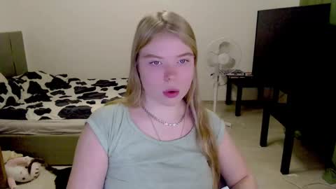 Snapshot of kitten_jenny01 chatting on 12/04/24, 02:59 Jennyblonde and Emmabrunette online show from 12/04/24, 02:59