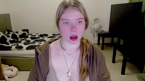 Snapshot of kitten_jenny01 chatting on 12/13/24, 07:15 Jennyblonde and Emmabrunette online show from 12/13/24, 07:15