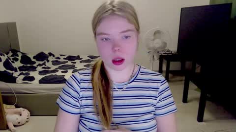 Snapshot of kitten_jenny01 chatting on 12/14/24, 04:23 Jennyblonde and Emmabrunette online show from 12/14/24, 04:23