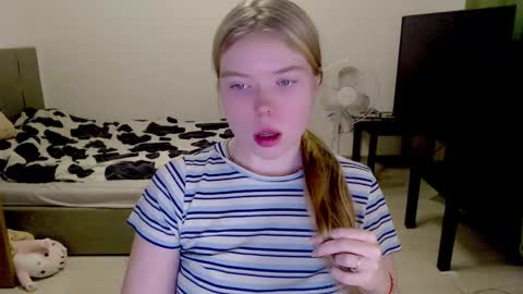 Snapshot of kitten_jenny01 chatting on 12/15/24, 01:13 Jennyblonde and Emmabrunette online show from 12/15/24, 01:13