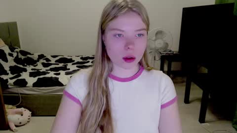 Snapshot of kitten_jenny01 chatting on 12/17/24, 02:22 Jennyblonde and Emmabrunette online show from 12/17/24, 02:22