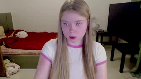 Snapshot of kitten_jenny01 chatting on 02/05/25, 08:35 Jennyblonde and Emmabrunette online show from 02/05/25, 08:35
