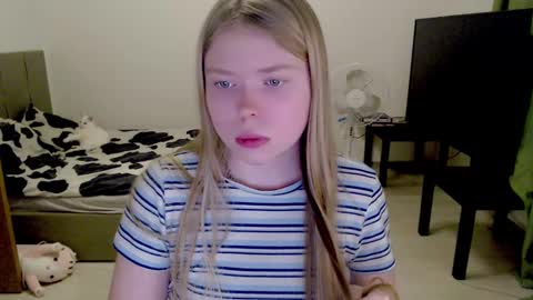 Snapshot of kitten_jenny01 chatting on 02/23/25, 12:51 Jennyblonde and Emmabrunette online show from 02/23/25, 12:51