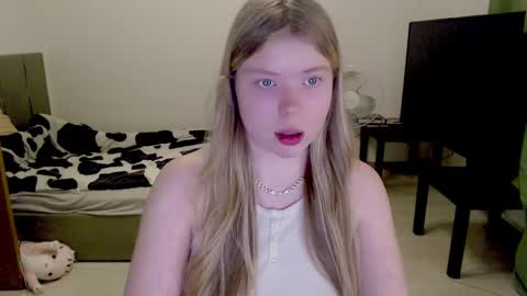 Snapshot of kitten_jenny01 chatting on 03/08/25, 01:50 Jennyblonde and Emmabrunette online show from 03/08/25, 01:50