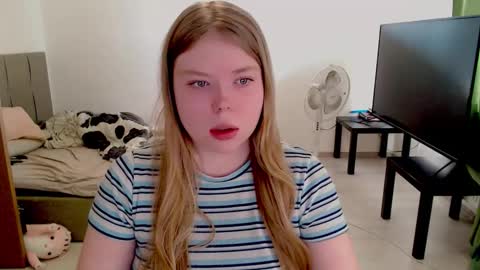 Snapshot of kitten_jenny01 chatting on 10/01/25, 11:27 Jennyblonde and Emmabrunette online show from 10/01/25, 11:27