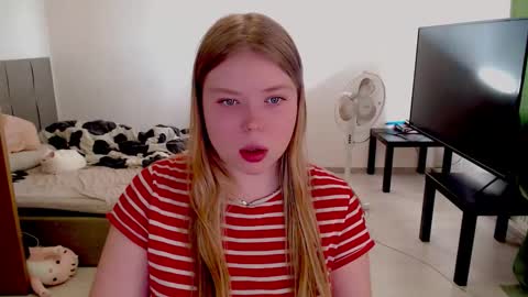 Snapshot of kitten_jenny01 chatting on 10/02/25, 12:01 Jennyblonde and Emmabrunette online show from 10/02/25, 12:01