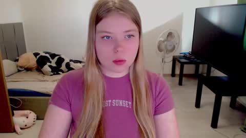 Snapshot of kitten_jenny01 chatting on 10/07/25, 12:57 Jennyblonde and Emmabrunette online show from 10/07/25, 12:57