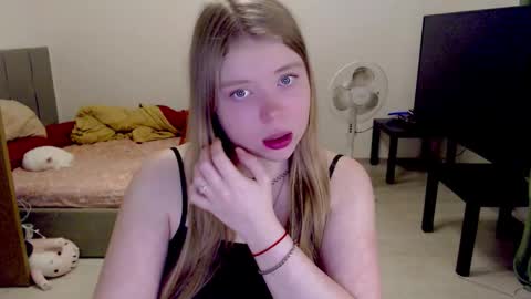 Snapshot of kitten_jenny01 chatting on 10/25/25, 01:40 Jennyblonde and Emmabrunette online show from 10/25/25, 01:40