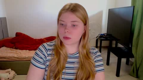 Snapshot of kitten_jenny01 chatting on 05/08/26, 11:37 Jennyblonde and Emmabrunette online show from 05/08/26, 11:37