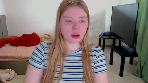 Snapshot of kitten_jenny01 chatting on 05/09/26, 11:48 Jennyblonde and Emmabrunette online show from 05/09/26, 11:48