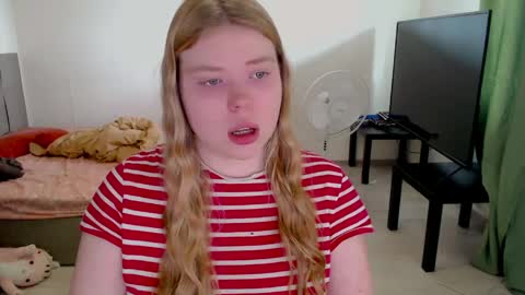 Snapshot of kitten_jenny01 chatting on 05/10/26, 10:20 Jennyblonde and Emmabrunette online show from 05/10/26, 10:20