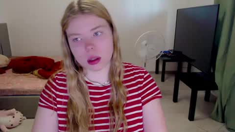Snapshot of kitten_jenny01 chatting on 05/11/26, 03:45 Jennyblonde and Emmabrunette online show from 05/11/26, 03:45