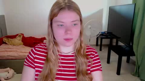 Snapshot of kitten_jenny01 chatting on 05/11/26, 02:45 Jennyblonde and Emmabrunette online show from 05/11/26, 02:45