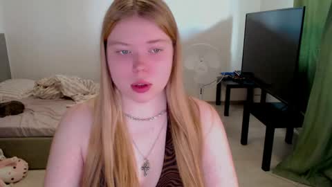 Snapshot of kitten_jenny01 chatting on 05/26/26, 01:07 Jennyblonde and Emmabrunette online show from 05/26/26, 01:07