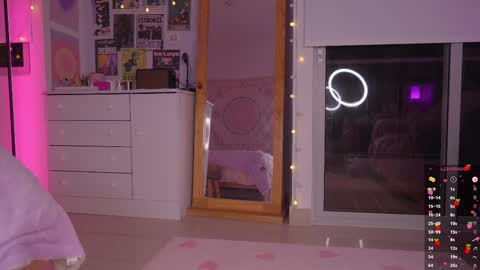 Snapshot of kittenmoon_ chatting on 02/09/25, 05:19      online show from 02/09/25, 05:19