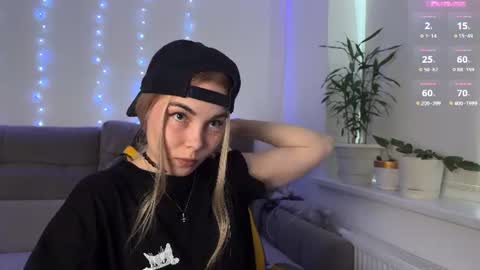 Snapshot of kittie_bear chatting on 06/19/26, 10:08 Veronica online show from 06/19/26, 10:08