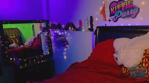 Snapshot of kittiepurry chatting on 02/18/25, 06:59 Kittie Purry online show from 02/18/25, 06:59