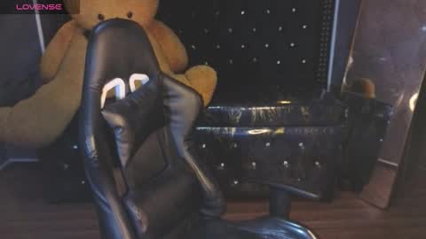 Snapshot of kitty_fox_b chatting on 11/18/25, 01:04 kitty_fox_b online show from 11/18/25, 01:04