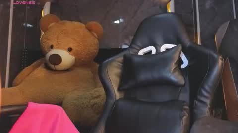 Snapshot of kitty_fox_b chatting on 11/27/25, 01:02 kitty_fox_b online show from 11/27/25, 01:02