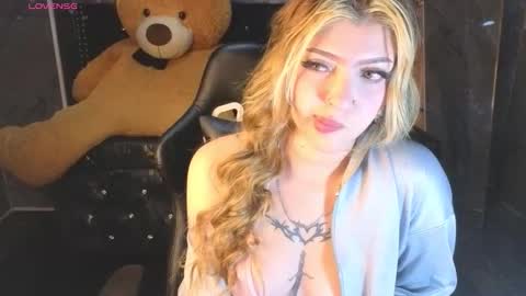 Snapshot of kitty_fox_b chatting on 12/17/25, 12:55 kitty_fox_b online show from 12/17/25, 12:55