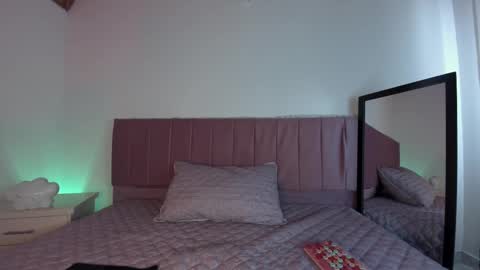 Snapshot of kitty_kryss chatting on 09/15/25, 01:44 kitty_kryss online show from 09/15/25, 01:44