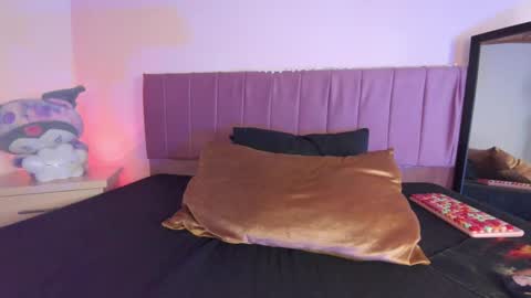 Snapshot of kitty_kryss chatting on 09/27/25, 02:44 kitty_kryss online show from 09/27/25, 02:44