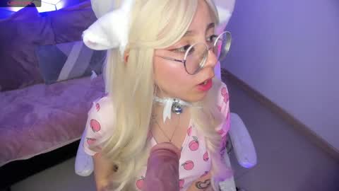 Snapshot of kitty_patitas_suavess chatting on 05/24/26, 03:22 Kitty online show from 05/24/26, 03:22