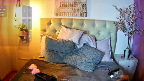 K I T T Y   online show from 11/24/25, 07:24