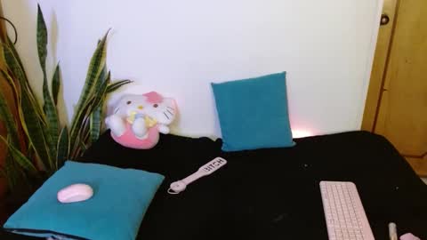 LAURA  help me reach 100likes online show from 02/11/26, 07:02