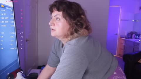 Snapshot of kittykay86 chatting on 02/17/25, 06:31 Bella Blue BBW online show from 02/17/25, 06:31