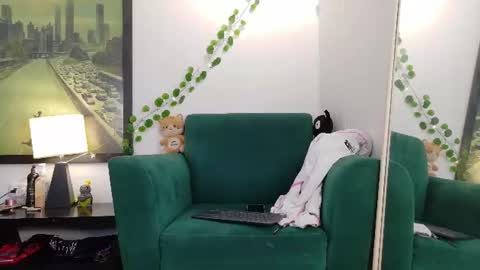 Snapshot of kittyzenn chatting on 06/12/26, 02:43 Kitty Zen online show from 06/12/26, 02:43