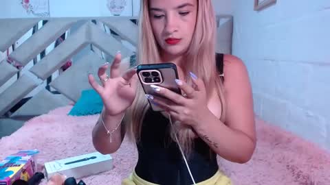Snapshot of kittyzevee_ chatting on 02/24/25, 12:20 kittyzevee_ online show from 02/24/25, 12:20