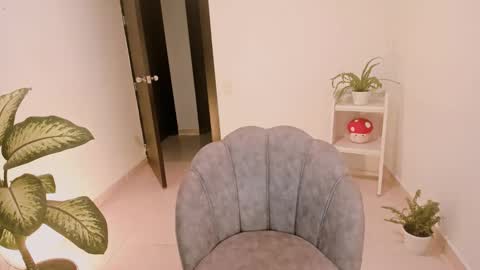 Snapshot of kiwi____ chatting on 12/18/24, 11:51 Little piece of fruit online show from 12/18/24, 11:51