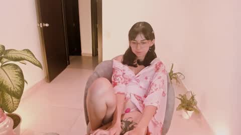 Snapshot of kiwi____ chatting on 12/20/24, 03:25 Little piece of fruit online show from 12/20/24, 03:25