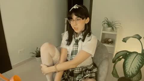 Snapshot of kiwi____ chatting on 01/08/25, 10:06 Little piece of fruit online show from 01/08/25, 10:06