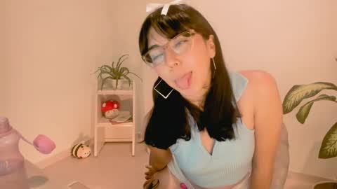 Snapshot of kiwi____ chatting on 01/27/25, 02:10 Little piece of fruit online show from 01/27/25, 02:10