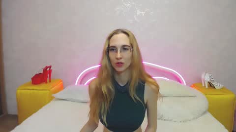 Snapshot of klaryevans chatting on 12/14/24, 12:23 Klary online show from 12/14/24, 12:23