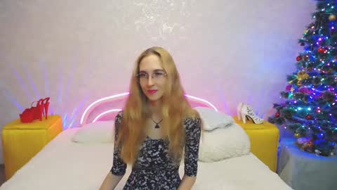 Snapshot of klaryevans chatting on 12/19/24, 11:18 Klary online show from 12/19/24, 11:18
